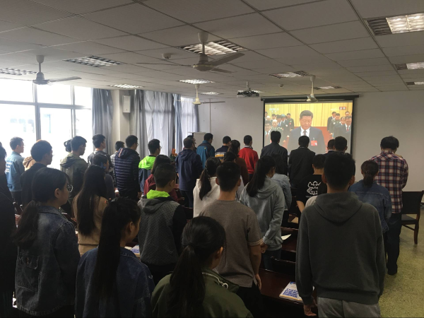 DB视讯官网师生集中观看第十九次全国代表大会开幕式2.png